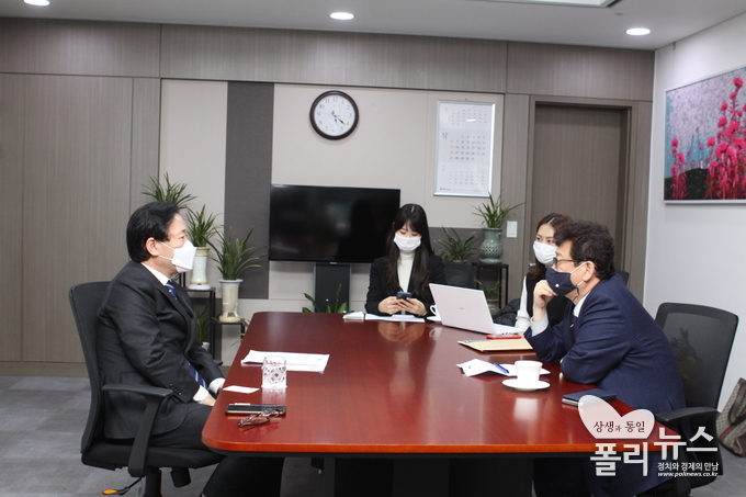 정태호  더불어민주당 의원이 23일 김능구 <폴리뉴스> 대표와 인터뷰를 하고 있다. <사진=이은재 기자>