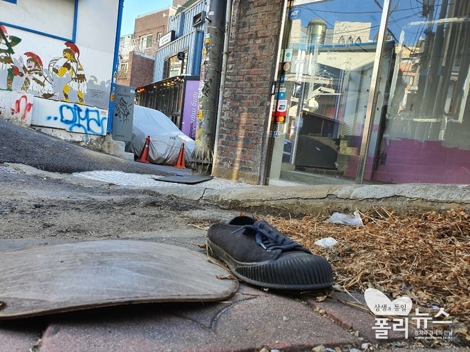 서울 용산구 이태원 골목에 위치한 문 닫은 가게 앞. 헌 신발 한 짝만이 가게를 지키고 있다. <사진=김현우 기자>