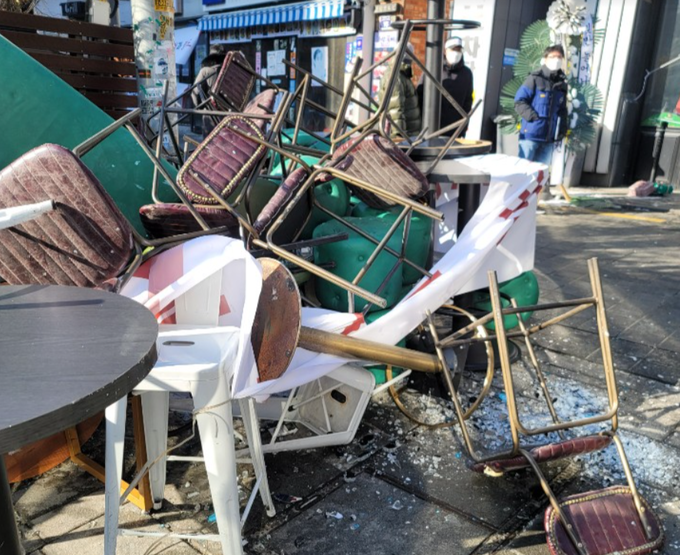 지난 9일, 서울 용산구 이태원 거리에 폐업한 가계에서 나온 버려진 의자와 식탁이 쌓여있다. <사진=이태원 상인회>