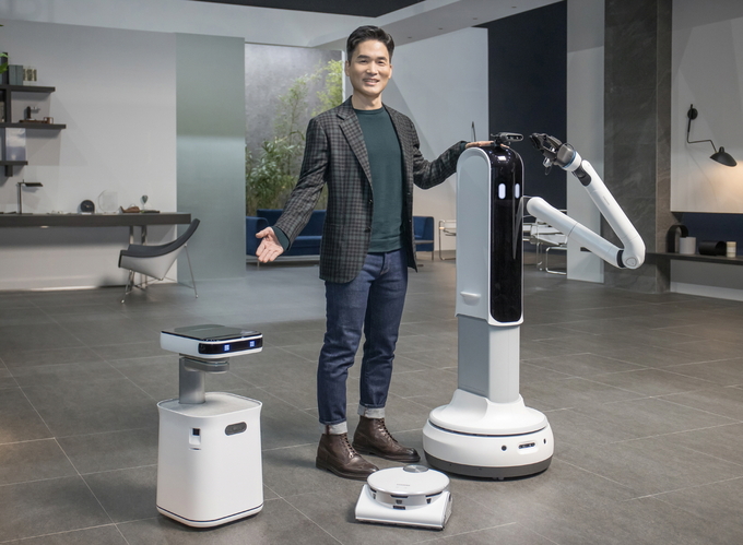 승현준 삼성전자 사장이 11일 CES 2021 삼성 프레스컨퍼런스에서 '제트봇 AI', '삼성봇 핸디' 등을 소개하고 있다. <사진=삼성전자>