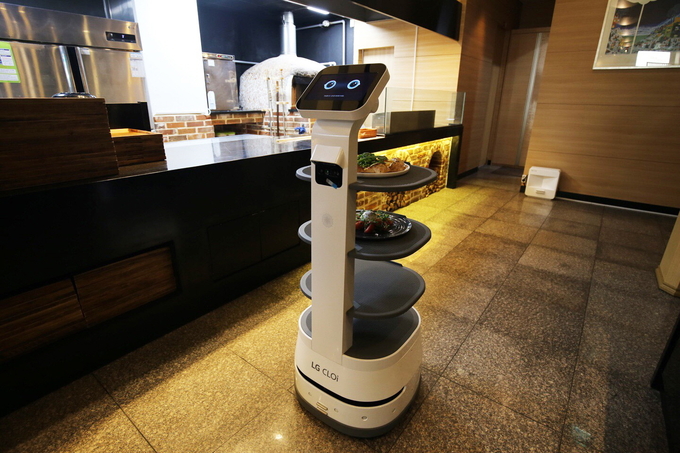 LG 클로이 서브봇은 고객이 음식을 주문하면 테이블까지 음식을 서빙하거나 식사가 끝난 테이블의 그릇들을 퇴식구로 운반한다. <사진=LG전자>
