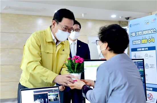 박남춘 인천시장이 2020년 5월 8일 어버이날에  노인일자리 정보시스템 참여 중인 어르신에게 카네이션을 전달하고 있다.<사진-=인천시>