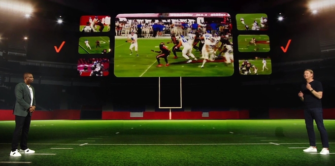 한스 베스트버그 버라이즌 CEO가 11일(현지시간) 온라인으로 열린 'CES 2021'에서 5G 네트워크에 기반해 NFL 경기 장면을 최대 7개 카메라로 잡아 생중계하는 기술을 소개하고 있다. <사진=연합뉴스>