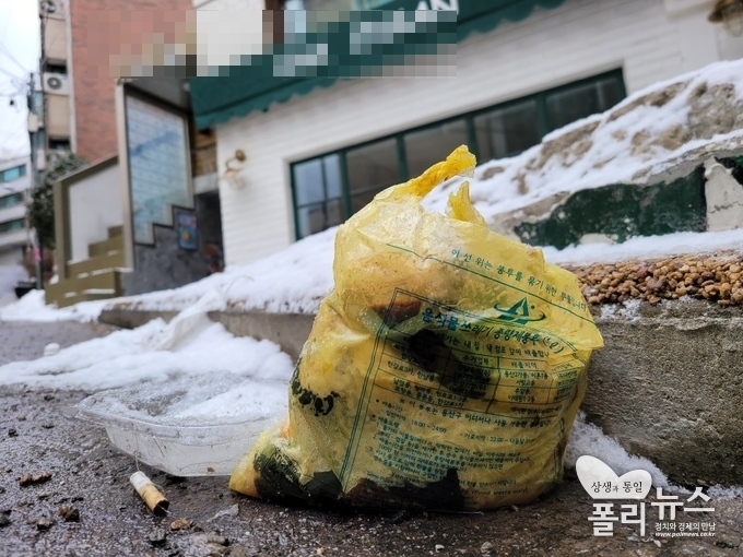 18일, 서울 용산구 경리단길 카페거리의 폐업 한 카페 앞. 버려진 담배 꽁초와 음식물 쓰레기만이 텅 빈 곳을 지키고있다. <사진=김현우 기자> 