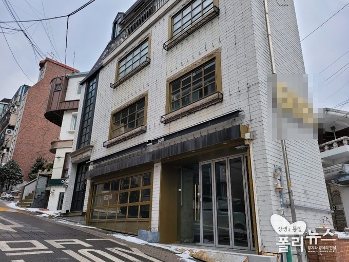 눈이 내리던 18일 오후 서울 용산구 경리단길.  3개 층을 모두 다 사용했던 한 카페가 텅 비었다. <사진=김현우 기자> 