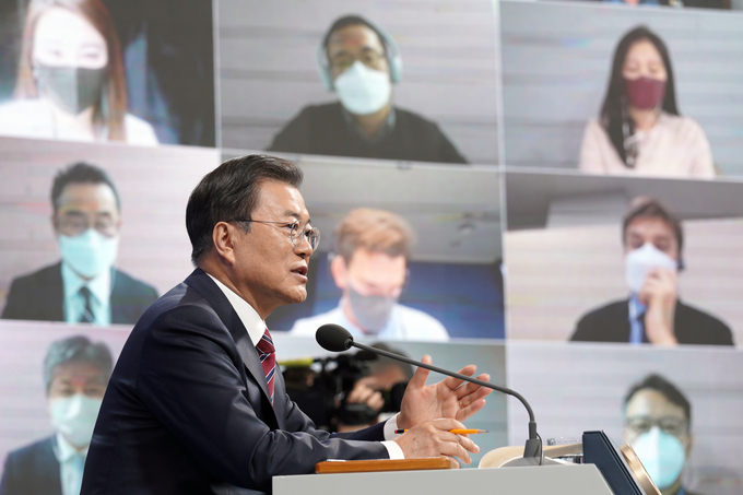  문재인 대통령이 18일 청와대 춘추관에서 열린 신년 기자회견에서 기자의 질문에 답하고 있다. 