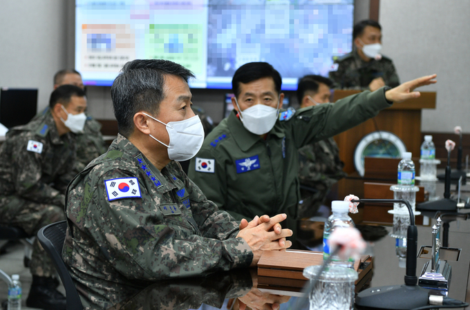 이성용 공군참모총장(사진 왼쪽)이 19일 공군작전사령부를 찾아 군사대비태세를 점검하고 김준식 공군작전사령관(사진 오른쪽)으로부터 임무현황을 보고받고 있다. <사진=공군본부>