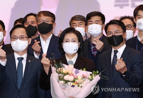 박영선 중소벤처기업부 전 장관(가운데)이 지난 20일 오후 이임식을 갖고 대전시 서구 둔산동 정부대전청사 대회의실에서 직원들과 기념사진을 찍고 있다.[사진=연합뉴스]