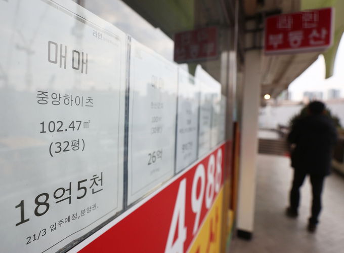 서울 전셋값이 급등하게 된 배경 중에 하나로 계약갱신청구권이 있다. 매물이 잠기자, 시장에 '부르는 게 값'이 되는 상황이 나타났다.  <사진=연합뉴스>