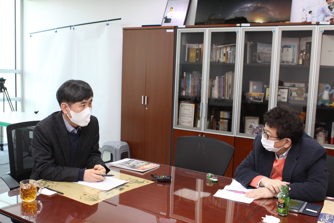 하태경 국민의힘 의원이 19일 김능구 <폴리뉴스> 대표와 인터뷰를 하고 있다. <사진=이은재 기자>
