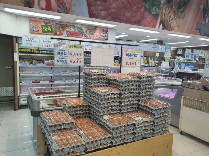 현재 설을 앞두고 급등한 달걀 가격을 잡기 위해 정부는 신선란 등 달걀 가공품에 대한 관세 면세 조치를 취하고 외국산 달걀 수입에 나섰다. 사진은 23일 서울의 한 중소마트에 진열된 달걀. <사진=김미현 기자>