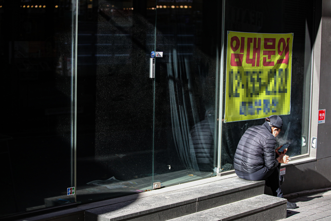 29일 오전 서울의 핵심 상권 중 하나인 중구 명동 거리의 한 상가의 점포에 불이 꺼진 채 임대 안내문이 붙어 있다. <사진=연합뉴스>