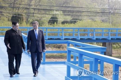문재인 대통령과 북한 김정은 국무위원장이 지난 2018년 4월 27일 오후 판문점 도보다리에서 산책하며 대화하고 있다. <사진=연합뉴스>
