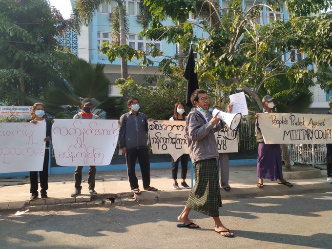 4일(현지시간) 미얀마 제2 도시 만달레이의 만달레이 의대 앞 거리에서 시민들이 지난 1일 군부가 감행한 쿠데타와 주요 정부 인사 구금에 대해 항의 시위를 벌이고 있다. 이 시위는 쿠데타 발생 이후 처음 벌어진 거리 시위다. <사진=미얀마나우 트위터 캡처, 연합뉴스>