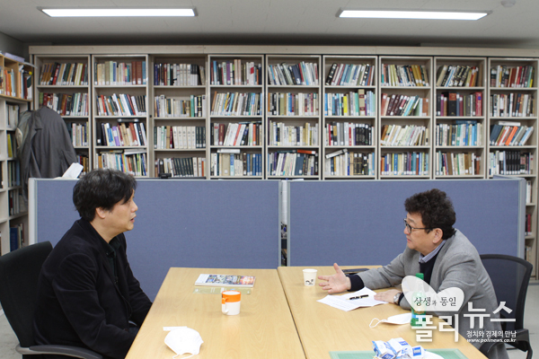 홍기빈 소장은 1월 21일 칼폴라니사회경제연구소에서 본지 김능구 대표와 '코로나 이후의 삶'에 대해 인터뷰했다. <사진=이은재 기자>   