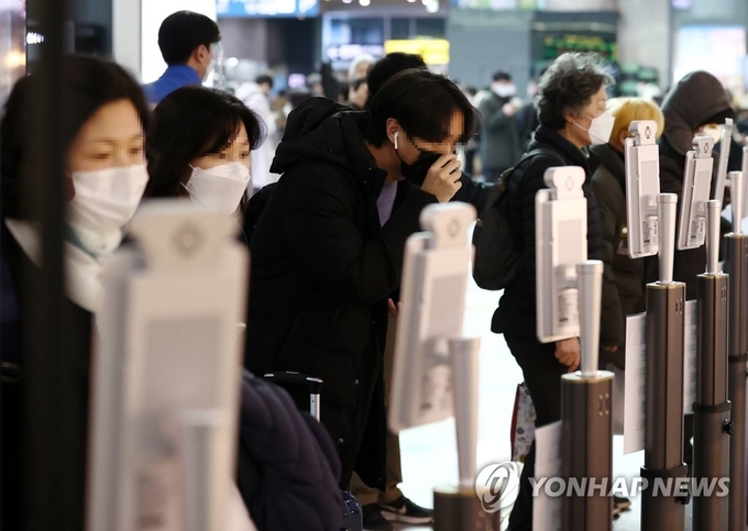 설 연휴를 하루 앞둔 10일 오후 서울 용산역에서 시민들이 입구에 설치된 발열 측정기에서 체온을 측정하고 있다. <사진=연합뉴스>