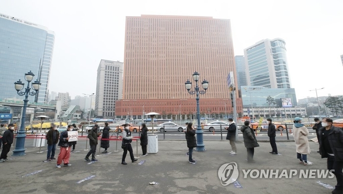 11일 오전 서울역광장에 설치된 임시선별검사소에서 시민들이 검사를 위해 대기하고 있다. 