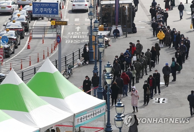 15일 오후 서울역에 마련된 코로나19 임시 선별검사소를 찾은 시민들이 길게 줄을 서 있다. 중앙방역대책본부는 이날 0시 기준으로 국내 코로나19 신규 확진자가 344명 늘어 누적 8만3천869명이라고 밝혔다. <사진=연합뉴스>