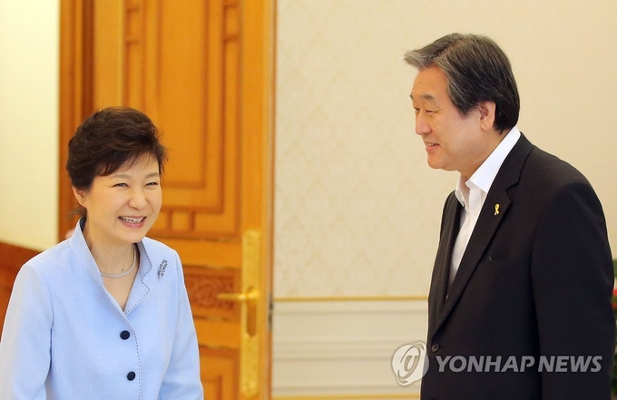 (왼쪽부터) 박근혜 전대통령, 김무성 전 새누리당 대표<사진=연합뉴스> 