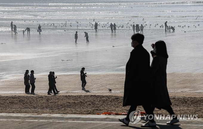 봄을 시샘한 추위가 물러난 20일 오후 인천 중구 을왕리 해수욕장이 주말을 맞이해 나들이 온 시민들로 붐비고 있다.  <사진=연합뉴스>