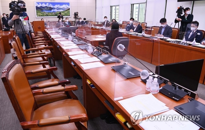 외교통일위원회 전체회의가 22일 국회에서 국민의힘 의원들이 퇴장한 가운데 열리고 있다.<사진=연합뉴스>