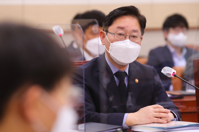 박범계 법무부 장관이 22일 국회에서 열린 법제사법위원회 전체회의에서 질의에 답변하고 있다. <사진=연합뉴스>