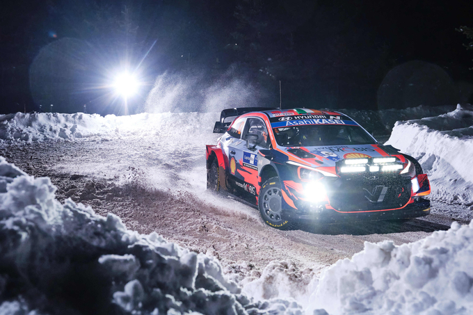‘2021 월드랠리챔피언십’ 2차 대회 핀란드 북극 랠리에서 현대자동차 ‘i20 Coupe WRC’ 랠리카가 주행하고 있는 모습. <사진=현대자동차>