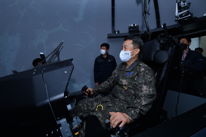 이성용 공군참모총장이 2일 경남 사천에 있는 한국항공우주산업(KAI)를 찾아 한국형전투기(KF-X) 개발센터에서 한국형전투기 시뮬레이터에 직접 탑승하고 있다. <사진=공군본부>