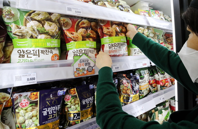 코로나19에 냉동식품 매출 큰폭 증가. 2020년 4월 28일 서울 한 대형마트에서 관계자가 냉동만두를 진열하고 있다. <사진=연합뉴스>