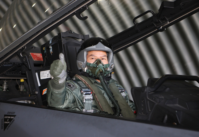 정경두 전 국방부 장관이 공군참모총장 재임 당시 2016년 1월 1일 F-15K 신년 지휘비행에 나선 모습. <사진=공군본부>