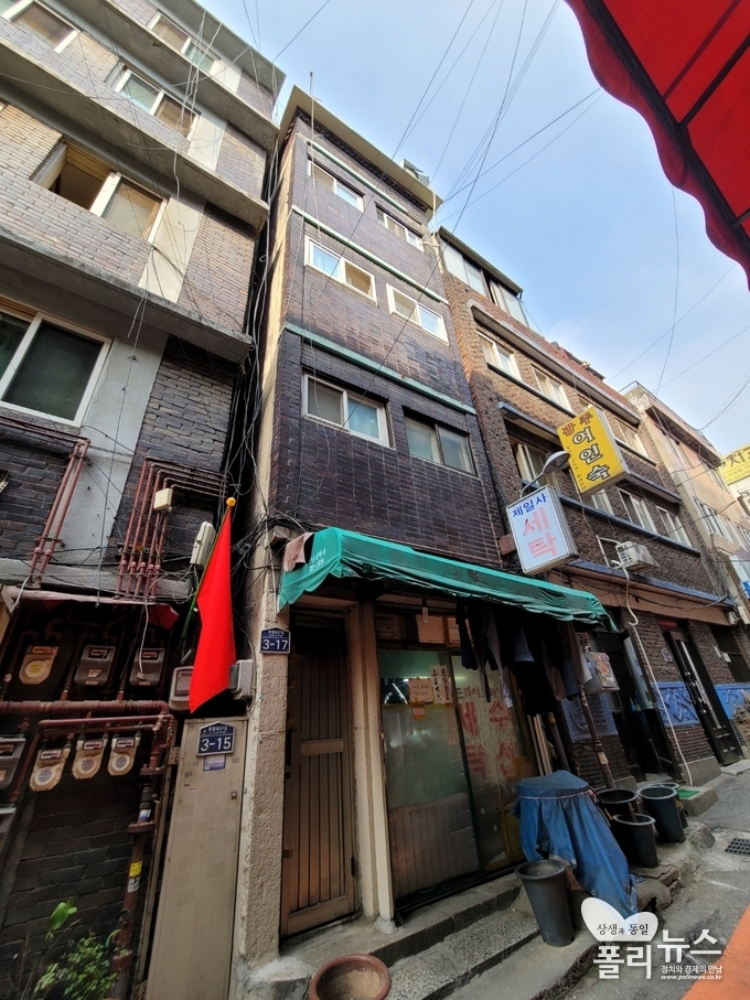 서울 용산구 쪽방촌, 여인숙과 여관이 줄지어 있는 골목에 작은 세탁소가 있다. <사진=이민호 기자>