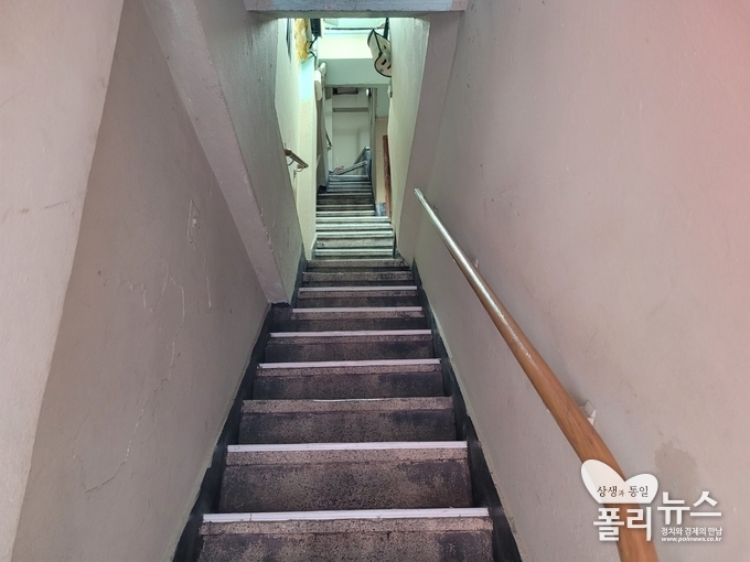 2층에 사는 이금철씨는 가파른 계단으로 냉장고를 올렸다. 이씨는 '못 올릴 줄 알았는데, 다행히 올라왔다'고 말했다. <사진=이민호 기자> 