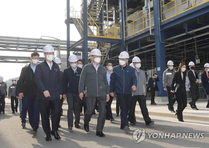 문재인 대통령이 19일 오후 충남 서산시 대산그린에너지 수소연료전지발전소를 방문, 지상 시설을 시찰하고 있다.<사진=연합뉴스> 