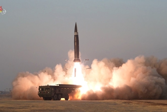 북한 조선중앙TV는 3월25일 신형전술유도탄 시험발사 진행 사실을 26일 밝혔다. 북한의 도발은 미국 바이든 행정부에게 새로운 북미협상을 내라는 요구의 성격이 강하다.[출처=조선중앙TV 화면, 연합뉴스] 