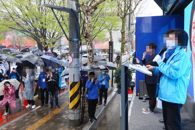 3일, 서울시 강동구에서 진행된 4·7보선 유세 현장에 시민들이 옹기종이 모여 있다. <사진=연합뉴스>