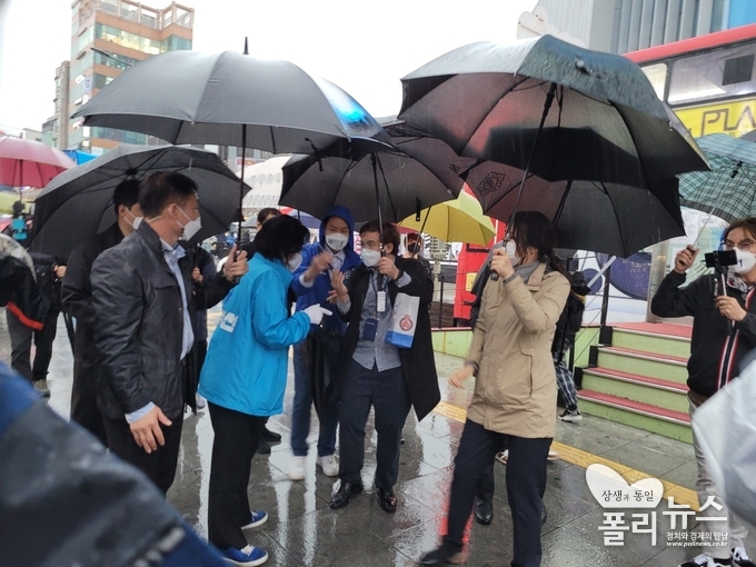 더불어민주당 박영선 서울시장 후보가 3일 신촌거리에서 유권자들을 만나 인사를 나누고 있다. <사진=이승은 기자>