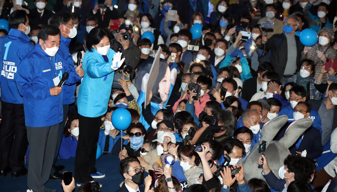 박영선 더불어민주당 서울시장 후보가 마포구 홍대 상상마당에서 유세를 펼치고 있다. <사진=연합뉴스> 