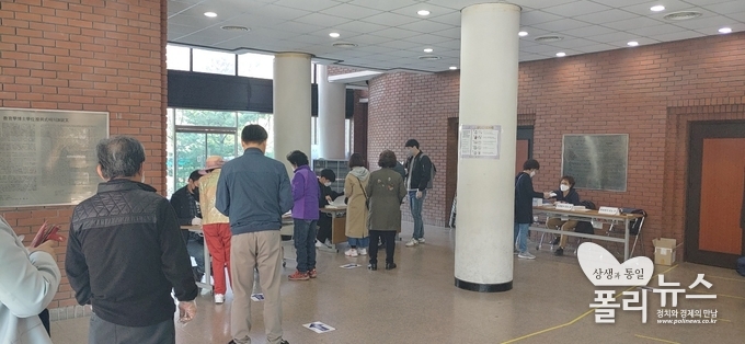 은평구 구산동 예일 여자고등학교 독보기념관 투표소 내에서 시민들이 투표를 하기위에 대기하고 있다.