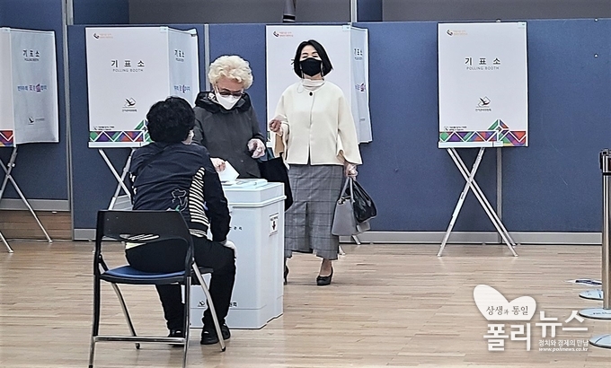서울 마포구 합정동 주민센터 제3투표소에서 한 시민이 투표를 마치고 투표함에 용지를 넣고 있다. <사진=오수진 기자>