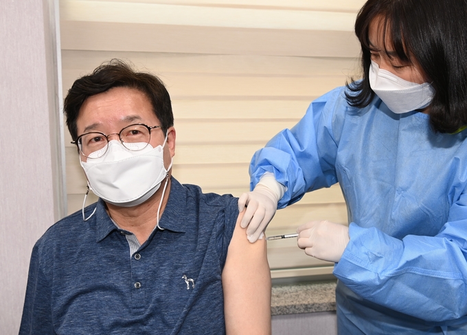 염태영 시장이 6일 오후 팔달구보건소에서 백신을 접종받고 있다.<사진=수원시> 