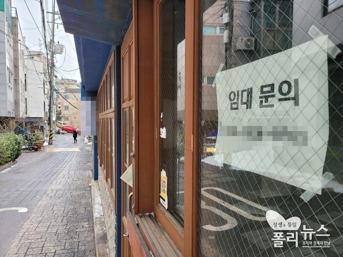 지난해부터 이어진 코로나19 대확산에, 폐업하는 가게가 늘고 있다. 사진은 서울시 용산구 경리단길의 페업한 한 카페. <사진=김현우 기자>