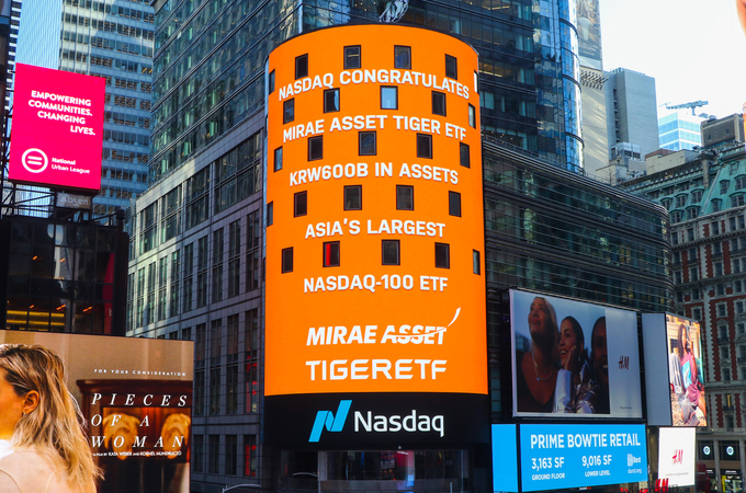 2021년 1월 미국 뉴욕 타임스퀘어 나스닥 마켓사이트(NASDAQ MarketSite)에 표시된 ‘TIGER 미국나스닥100 ETF’ 순자산 6천억원 돌파 축하 메시지 <사진=미래에셋자산운용> 