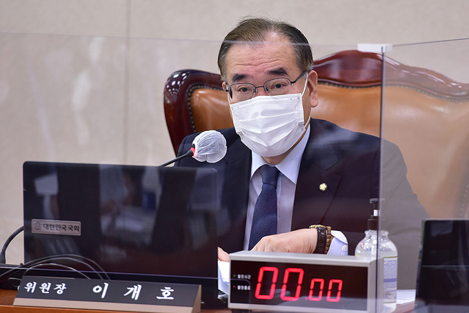더불어민주당 이개호 의원이 15일 현역 국회의원 중 처음으로 신종 코로나바이러스 감염증(코로나19) 확진 판정을 받았다. <사진=연합뉴스>