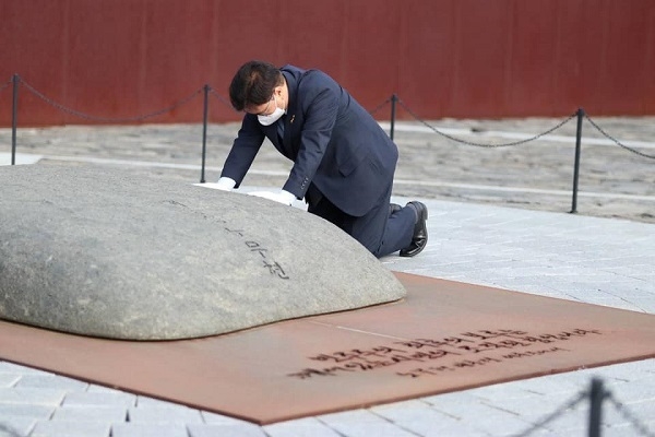 우원식 더불어민주당 의원이 지난 16일 경남 김해 봉하마을 노무현 전 대통령 묘소를 참배했다.[출처=우원식 의원 페이스북] 