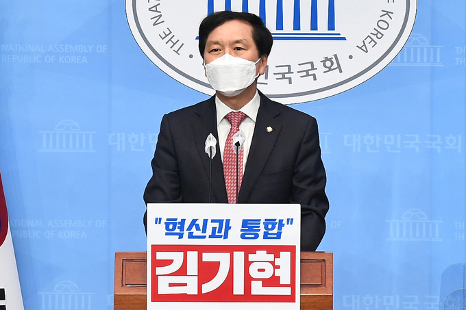 국민의힘 김기현 의원이 18일 국회 소통관에서 기자회견을 열고 원내대표 경선 출마를 선언하고 있다.  <사진=연합뉴스>