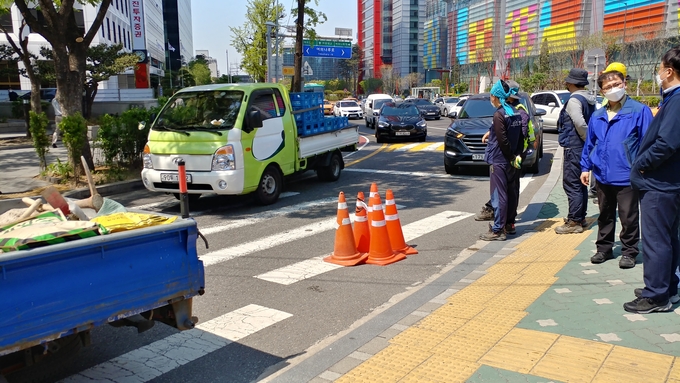 서울 영등포구 여의도동 한국거래소 사거리에서 싱크홀이 발생하자, 영등포구청 도로과 관계자들이 출동해 현장 정리를 하고 있다. <사진=이민호 기자>