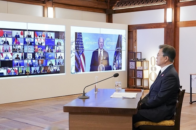 문재인 대통령 22일 오후 청와대 상춘재에 마련된 화상회의장에서 조 바이든 미국 대통령 초청으로 열린 <기후정상회의>에 참석했다.[사진=청와대]