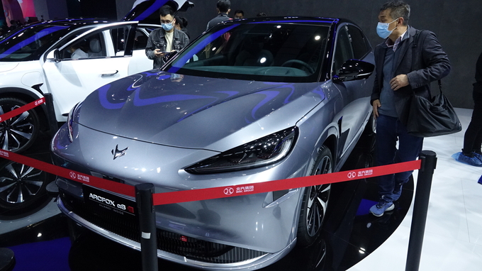 지난 19일 중국 상하이 국가회의전람센터(NECC)에서 개막한 제19회 상하이 모터쇼에 화웨이가 제작에 참여한 아크폭스(Arcfox) 알파S HBT 자율주행차가 전시돼 있다. <사진=연합뉴스>