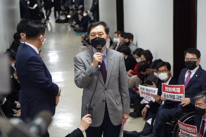 국민의힘 김기현 의원은 지난해 12월 9일  국회 본회의에서 고위공직자범죄수사처 설치 및 운영에 관한 법률 일부개정법률안(대안)에 대해 무제한 토론(필리버스터)을 했다. <사진=김 의원 페이스북>