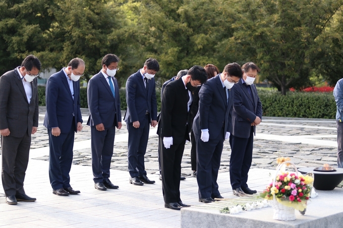 우원식 의원은 지난 16일 봉하마을을 방문해 노무현 전 대통령 묘역에 참배했다. <사진=우원식 캠프>